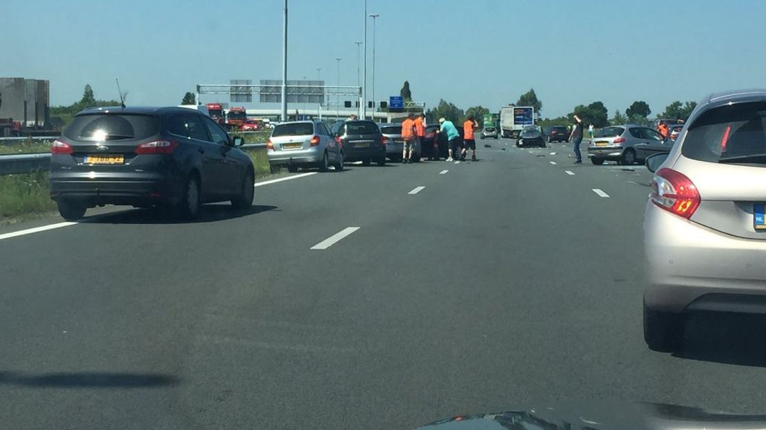 De A2 naar Utrecht is weer open na een ongeluk met vier auto's. De weg was bij Culemborg deels dicht. Er zijn vier mensen lichtgewond geraakt, meerdere gewonden zijn ter observatie naar het ziekenhuis gebracht.