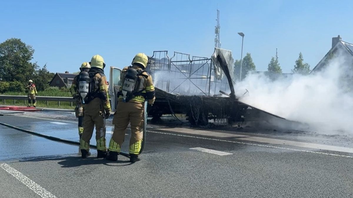 Bakwagen vat vlam langs N359 bij Lemmer, weg is afgesloten