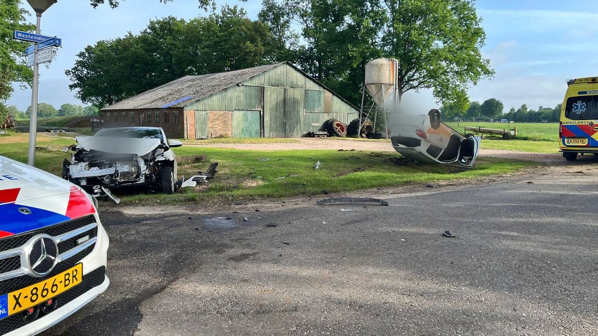 Auto belandt op de kop in Radewijk: twee gewonden