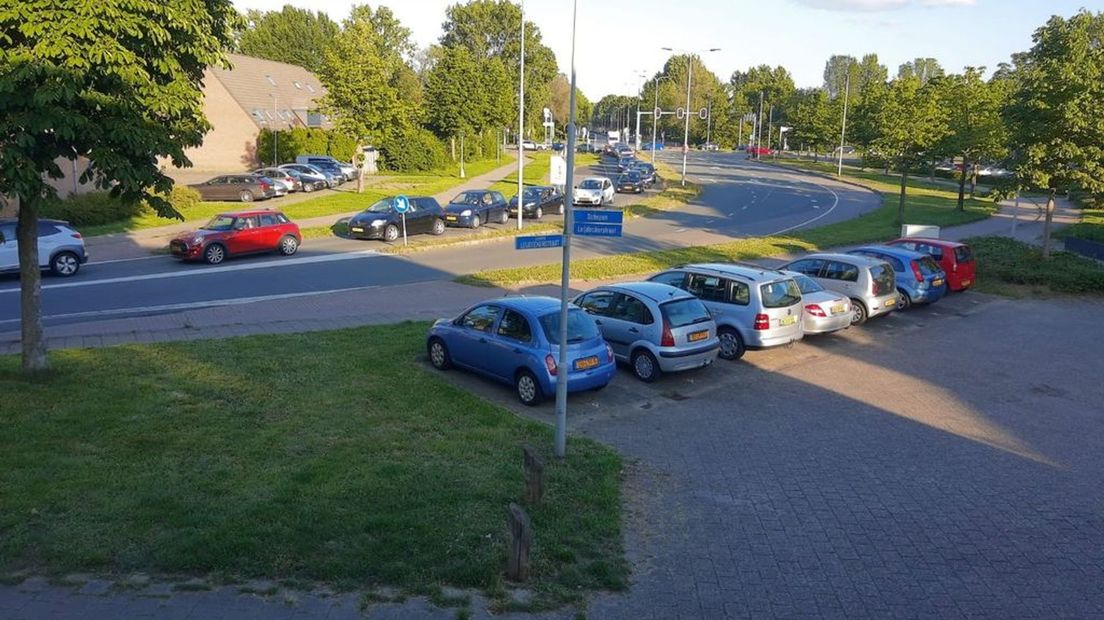 Files en volle parkeerplekken.
