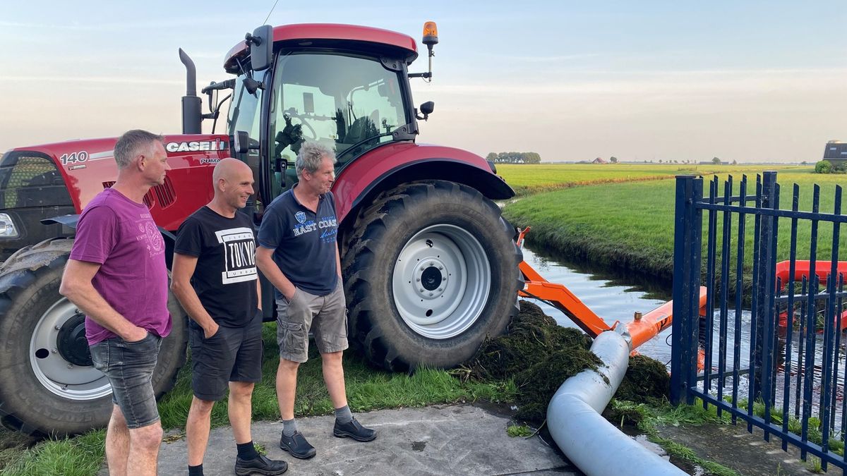 Boeren bij Woudsend nog druk met het wegpompen van water uit de polders