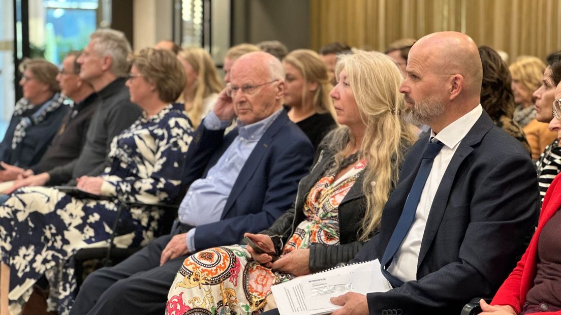 Jan Kramer (rechts) luistert naar de verhitte politieke discussie in de raadzaal.