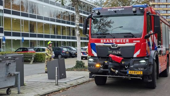Brandweer bevrijdt vrouw die bekneld raakte tussen liftdeur