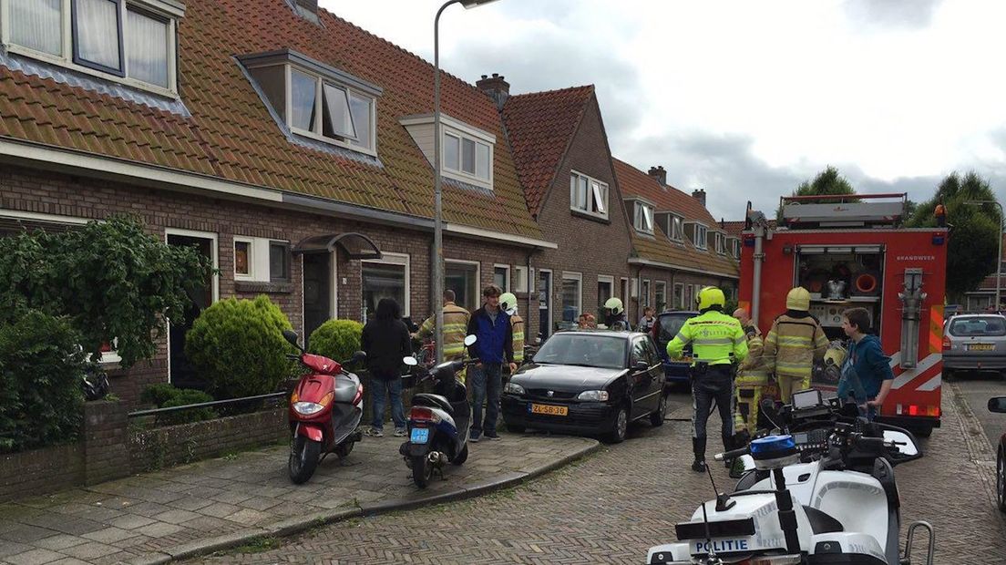 Brandweer en politie paraat bij brand in de Sloetstraat in Deventer