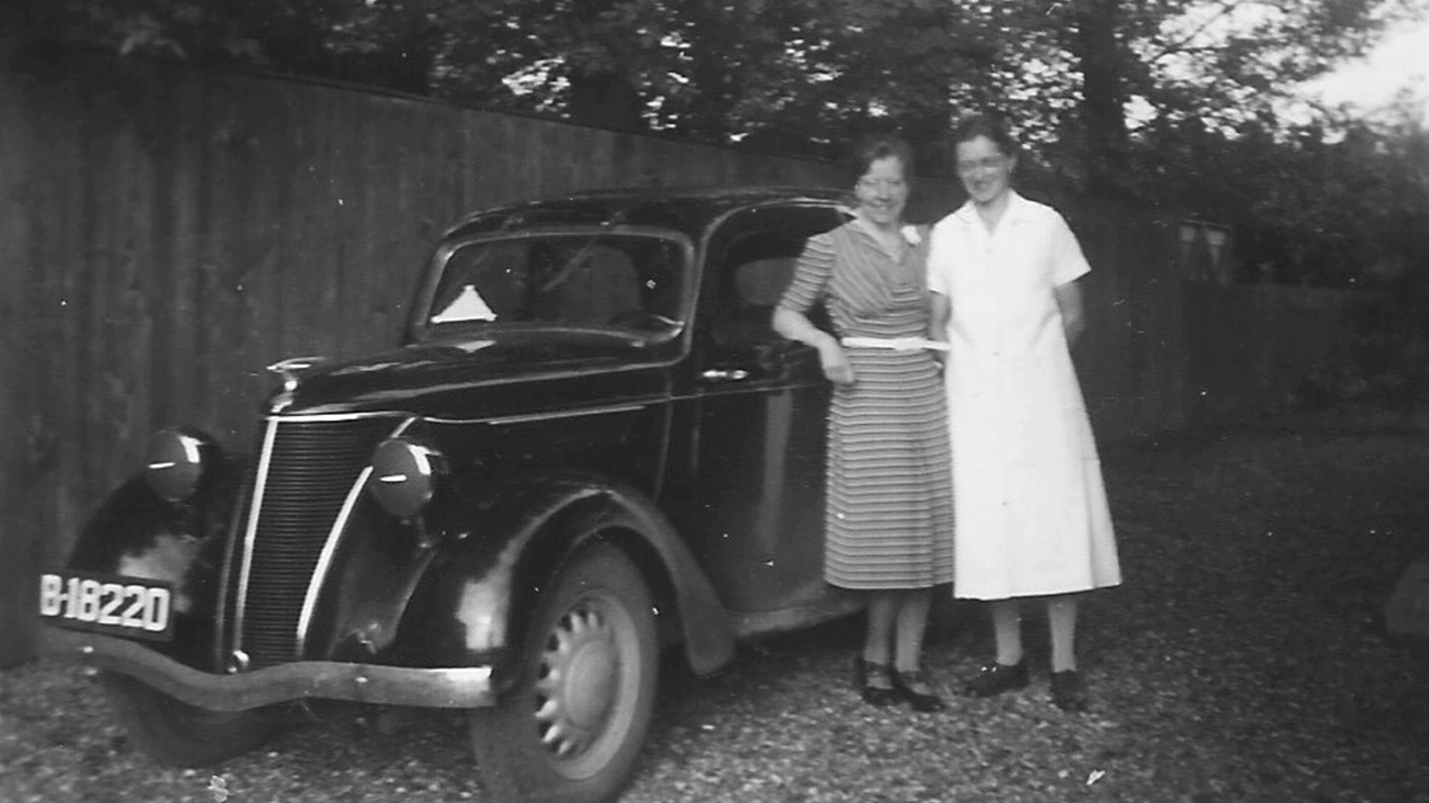 Bouwina Meindertsma en Klaaske Elgersma by har auto