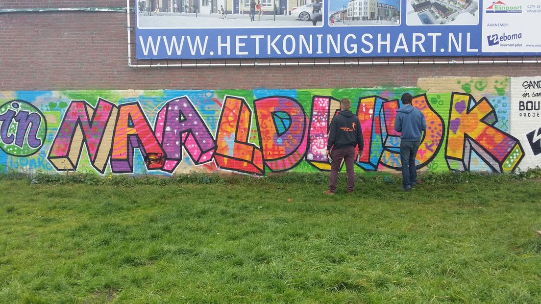 Leerlingen Joannesschool Naaldwijk versieren muur met graffiti