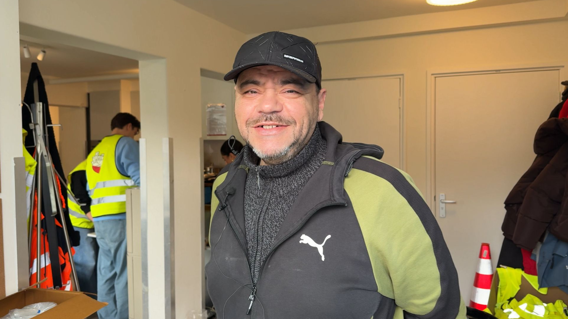 Karim maakt honderden gratis iftarmaaltijden voor mensen in armoede