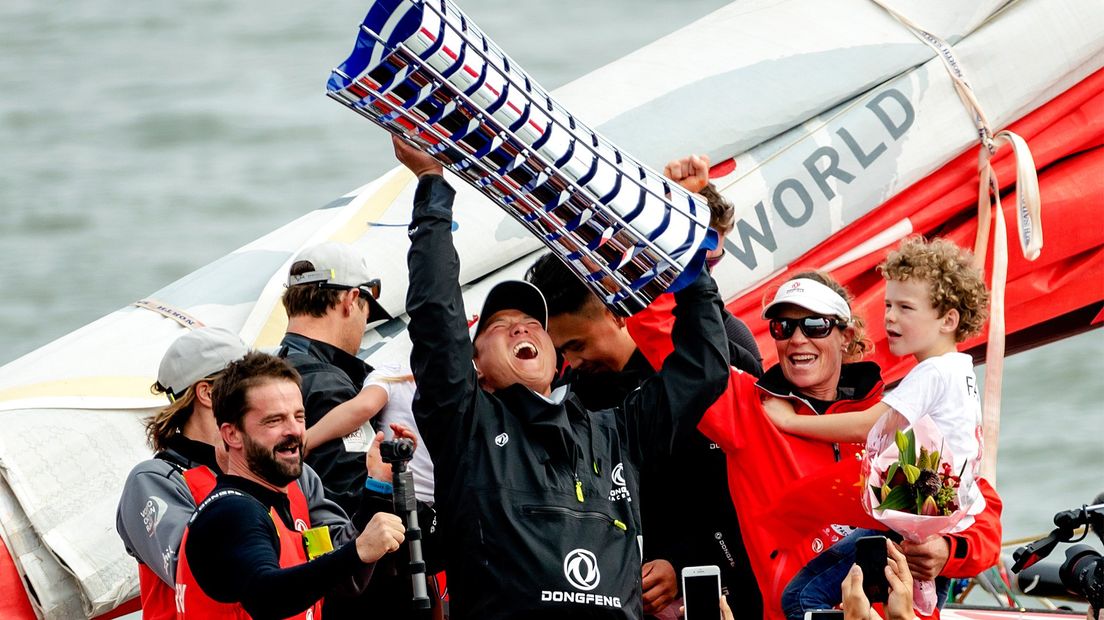 Carolijn Brouwer viert met haar zoontje de eindoverwinning in de Volvo Ocean Race