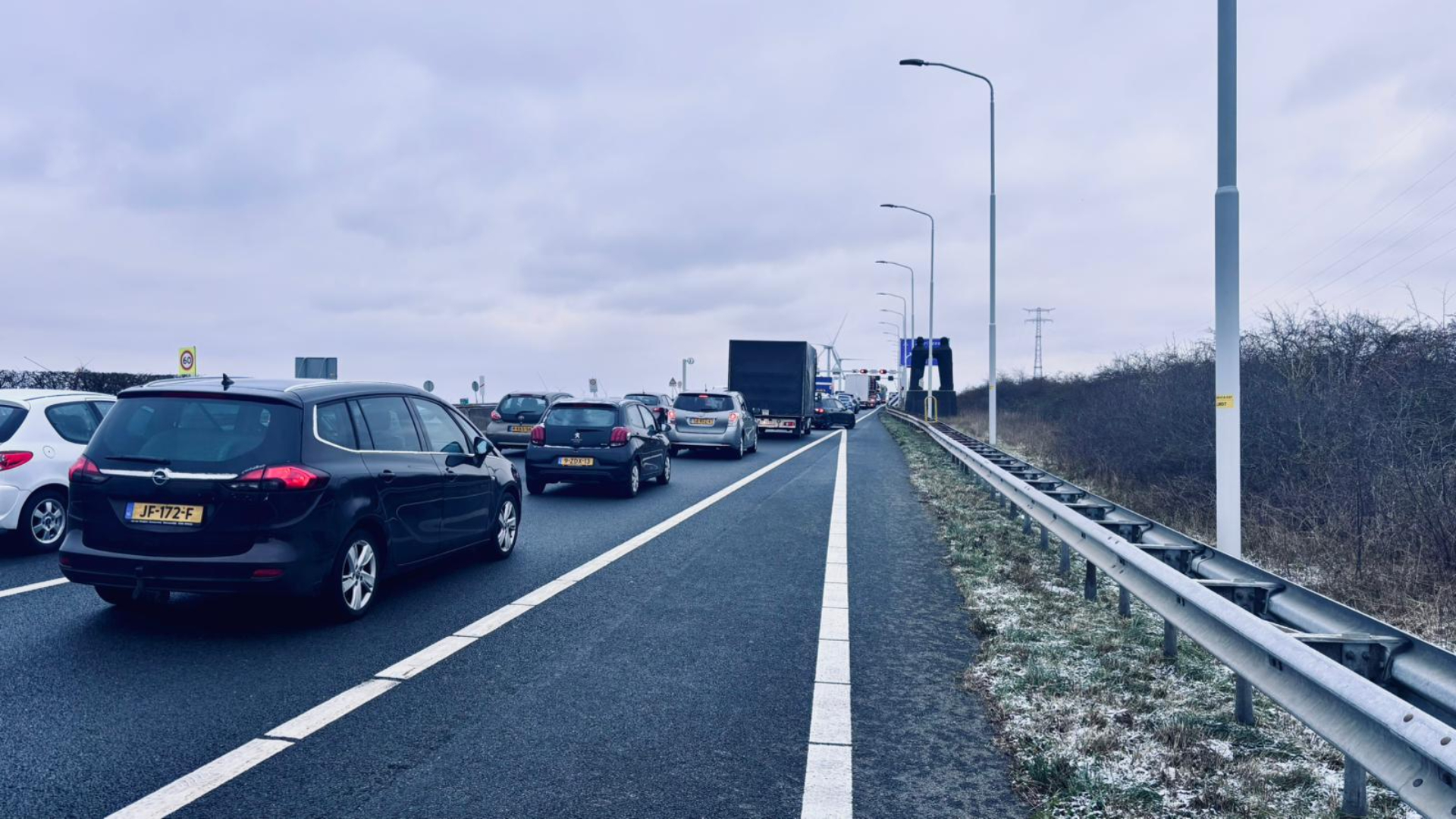 Voor de Haringvlietbrug staat inmiddels een lange file als gevolg van de storing