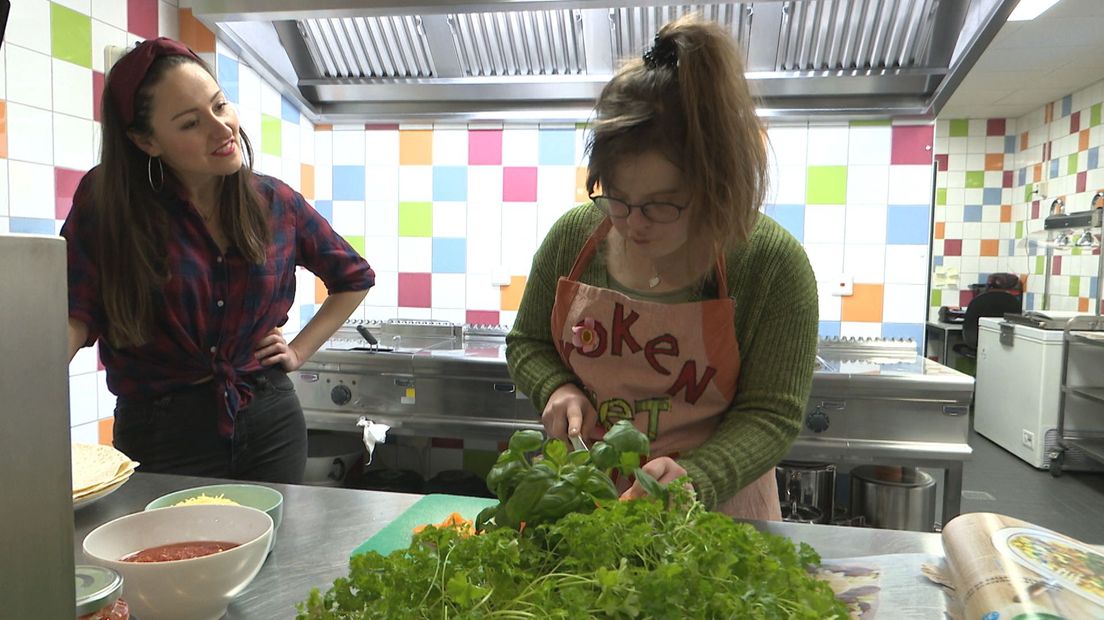 Emina Zorlak helpt Nina op weg om kook-vlogger te worden