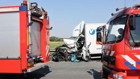 Ernstig ongeval op A28 • kalveren dood door brand. Ernstig ongeval op A28 • kalveren dood door brand.