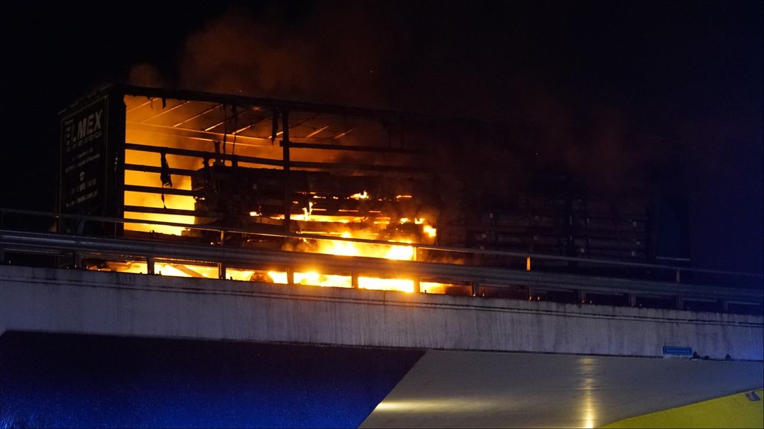 Vrachtwagen uitgebrand op A1