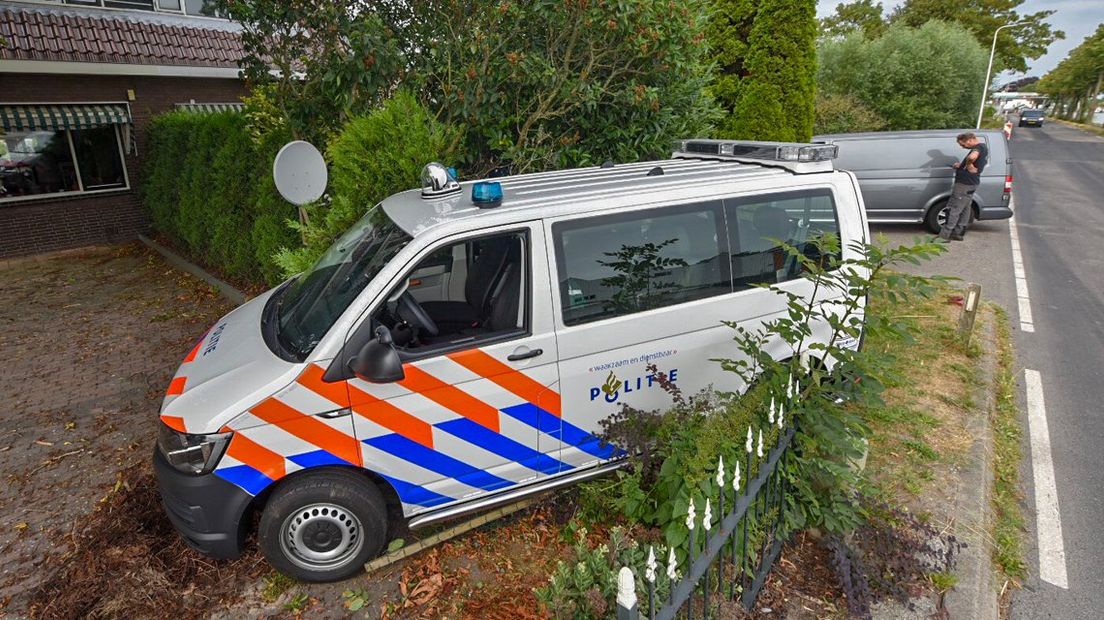 De politiebus belandde in de tuin