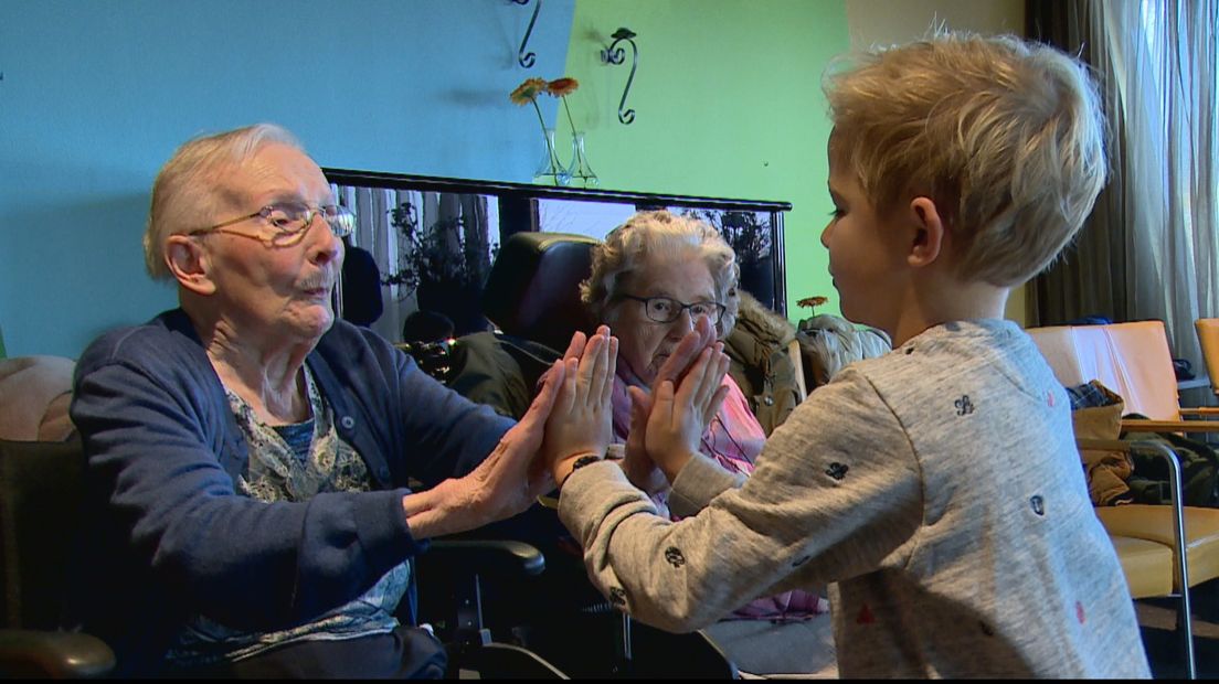 Bejaarden zingen met kleuters; 'Je ziet dat de ouderen weer een beetje opleven!'