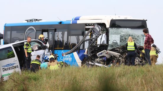 Busje van taxibedrijf uit Assen betrokken bij ongeluk in Friesland. Busje van taxibedrijf uit Assen betrokken bij ongeluk in Friesland.