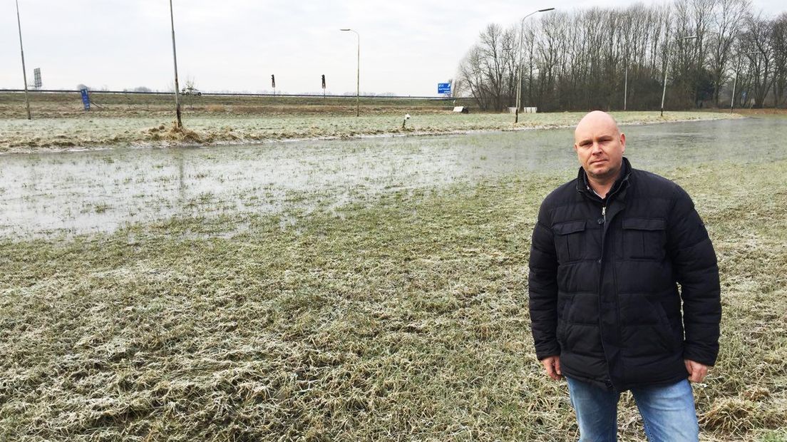 Bestuursvoorzitter Dick Smook van de ijsclub Bad Nieuweschans bij de ijsbaan