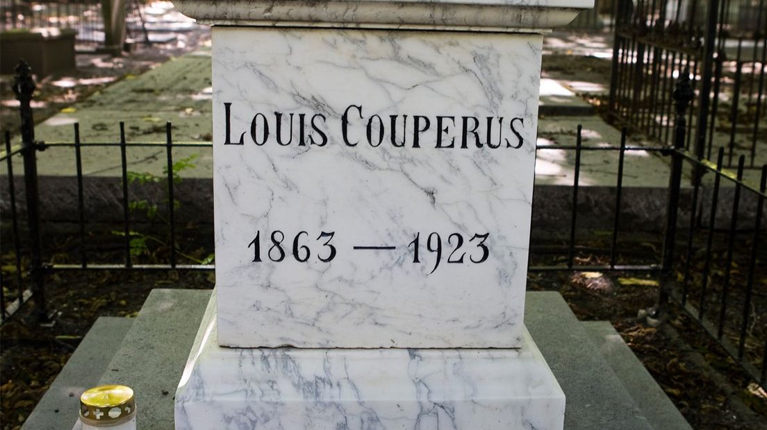 Het graf van Louis Couperus op begraafplaats Oud Eik en Duinen in Den Haag.