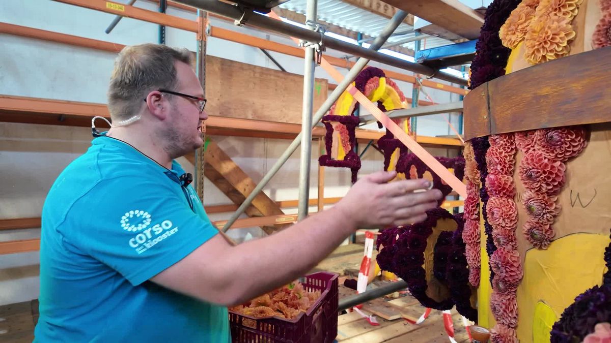 Iedereen helpt mee de wagens voor Bloemencorso Sint Jansklooster af te maken