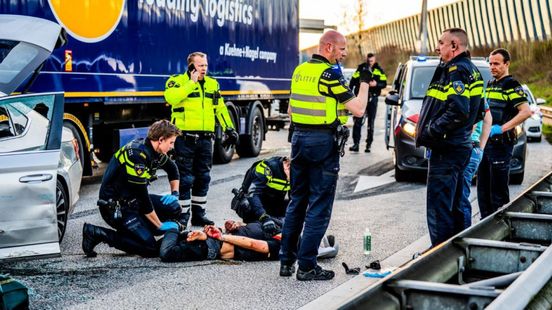 Spectaculaire achtervolging eindigt met botsing en aanhouding. Spectaculaire achtervolging eindigt met botsing en aanhouding.