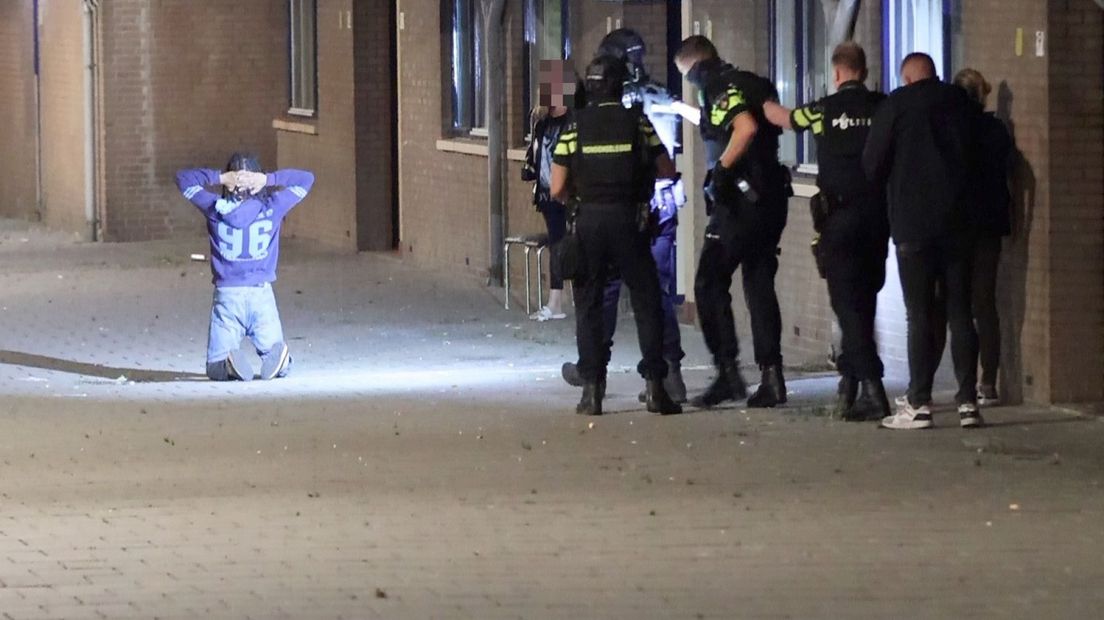 Politiemacht in actie aan de Bij de Westermolens in Den Haag