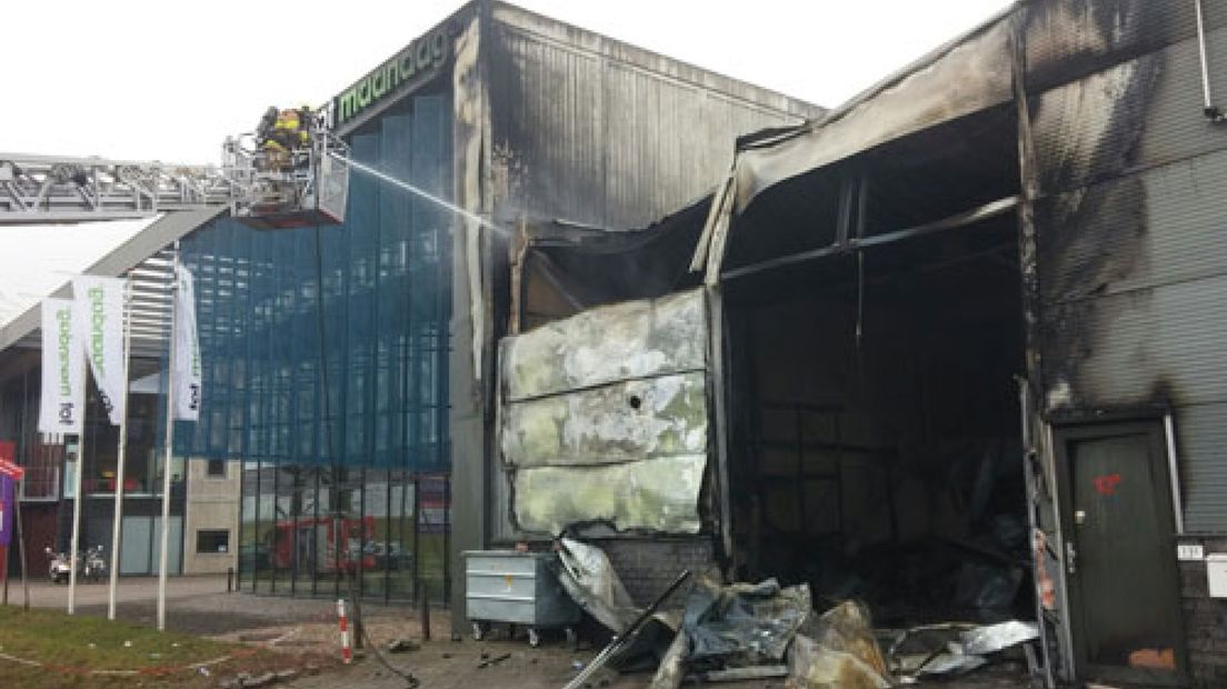 Een grote brand heeft maandagmiddag veel schade aangericht aan een bedrijfsverzamelgebouw aan de Markweg in Velp.