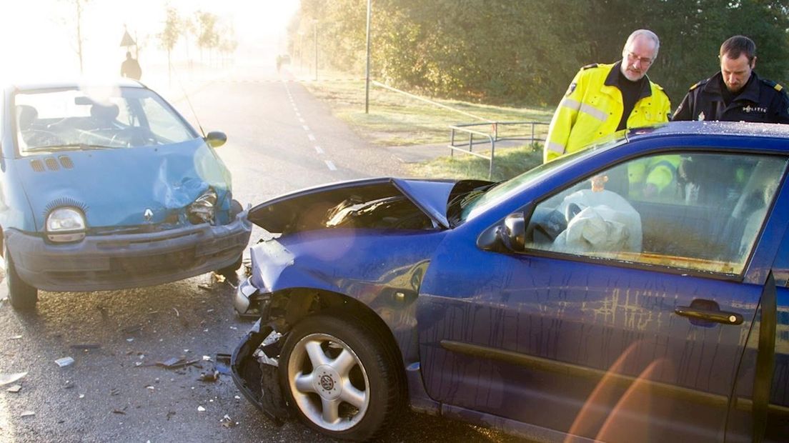 Twee auto's op elkaar in Wierden