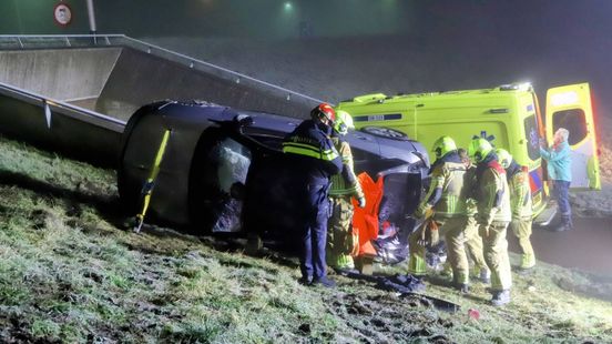 Brandweer bevrijdt gewonde inzittende uit auto