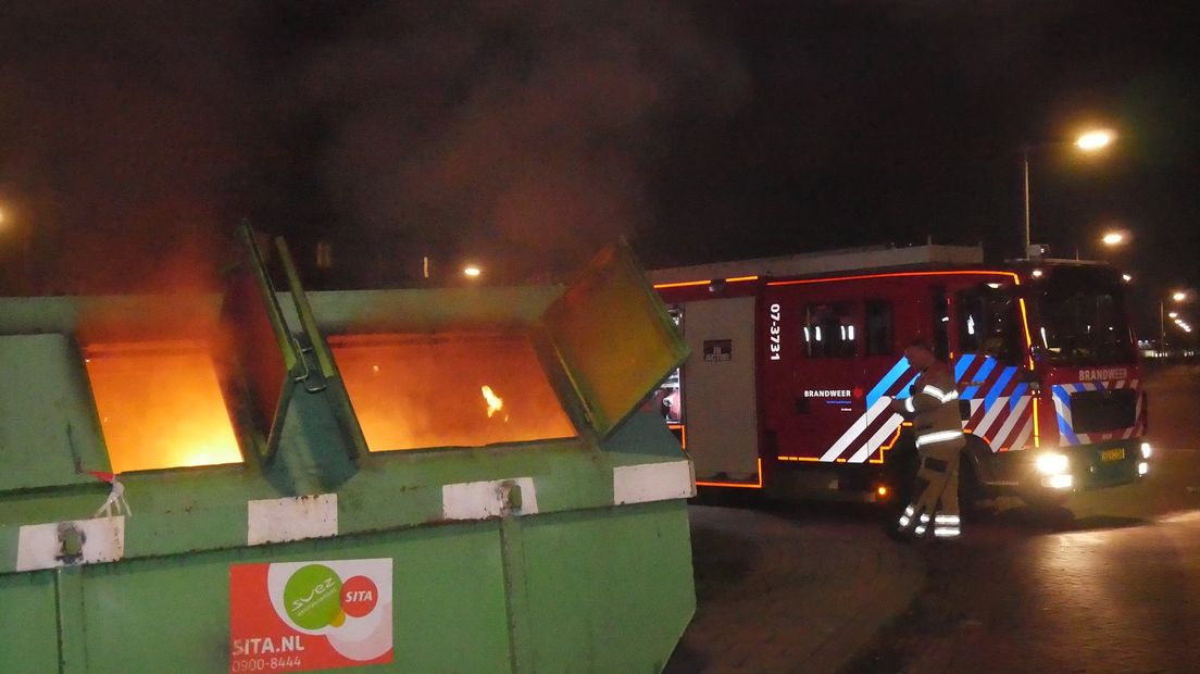 Bewoners van de Arnhemse wijk Malburgen-West maken zich zorgen over de branden van de afgelopen week in afvalcontainers in de wijk.
