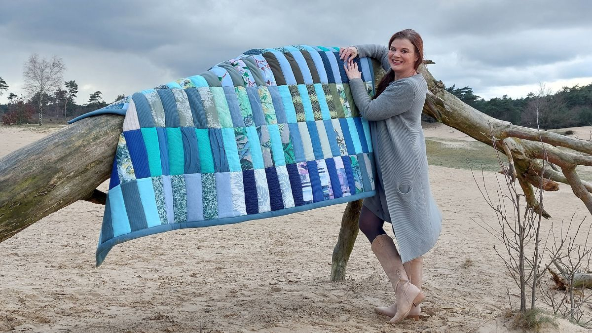 Foto: Stéphanie biedt troost en kracht met het maken van herinneringsdekens