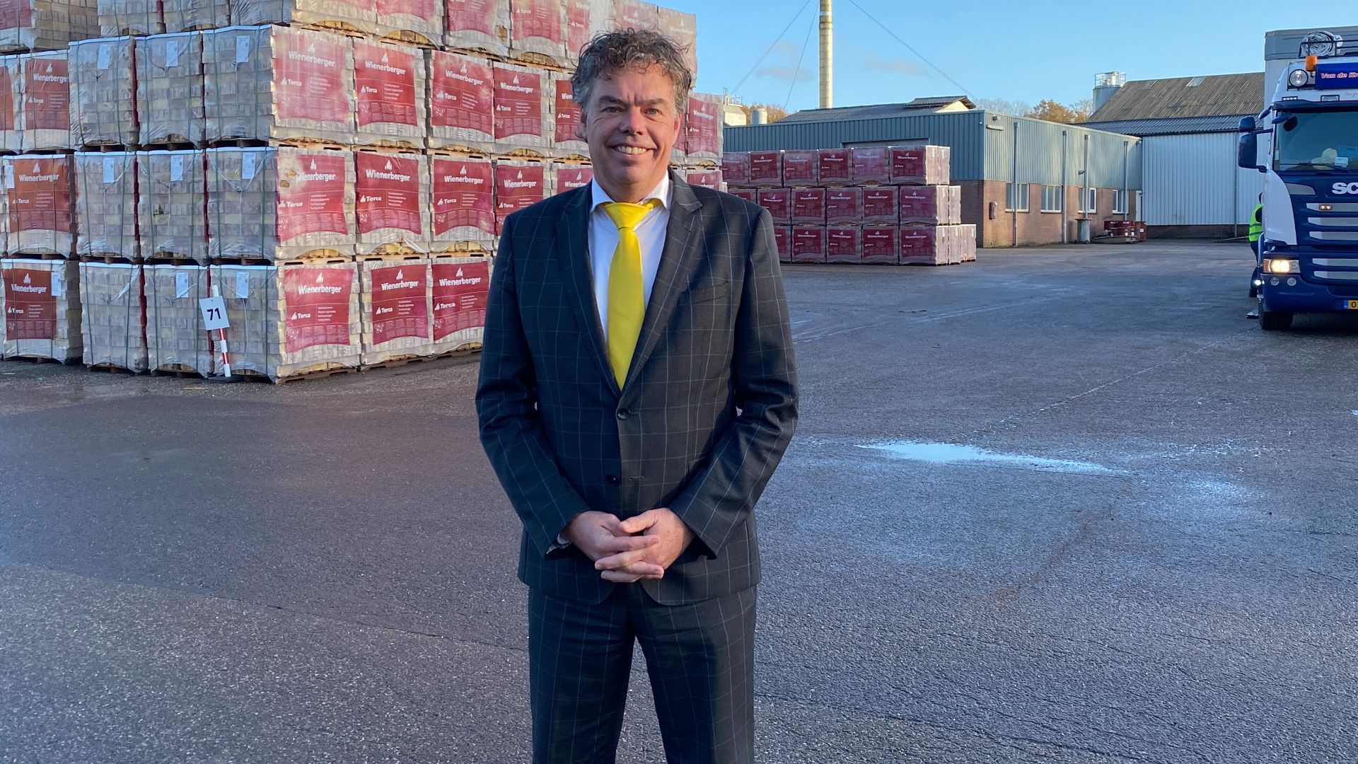 Wethouder Gosse Visser op het door de gemeente aangekochte terrein van de oude steenfabriek De Vlijt