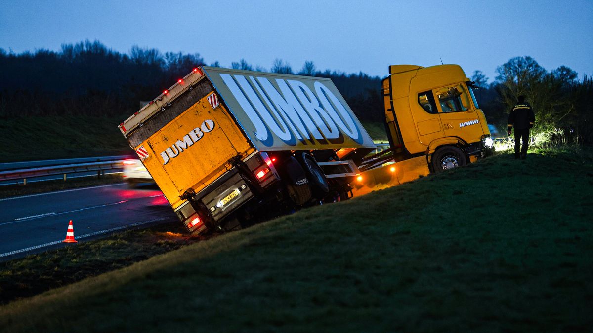 Sintrale As nog steeds afgesloten na ongeluk bij Feanwâlden