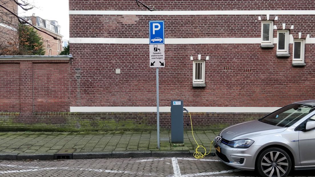 Een oplaadpaal voor een elektrische auto in Den Haag. | Foto Omroep West