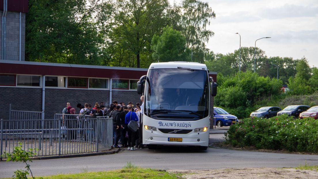 De asielzoekers komen aan in de sporthal in Bargeres