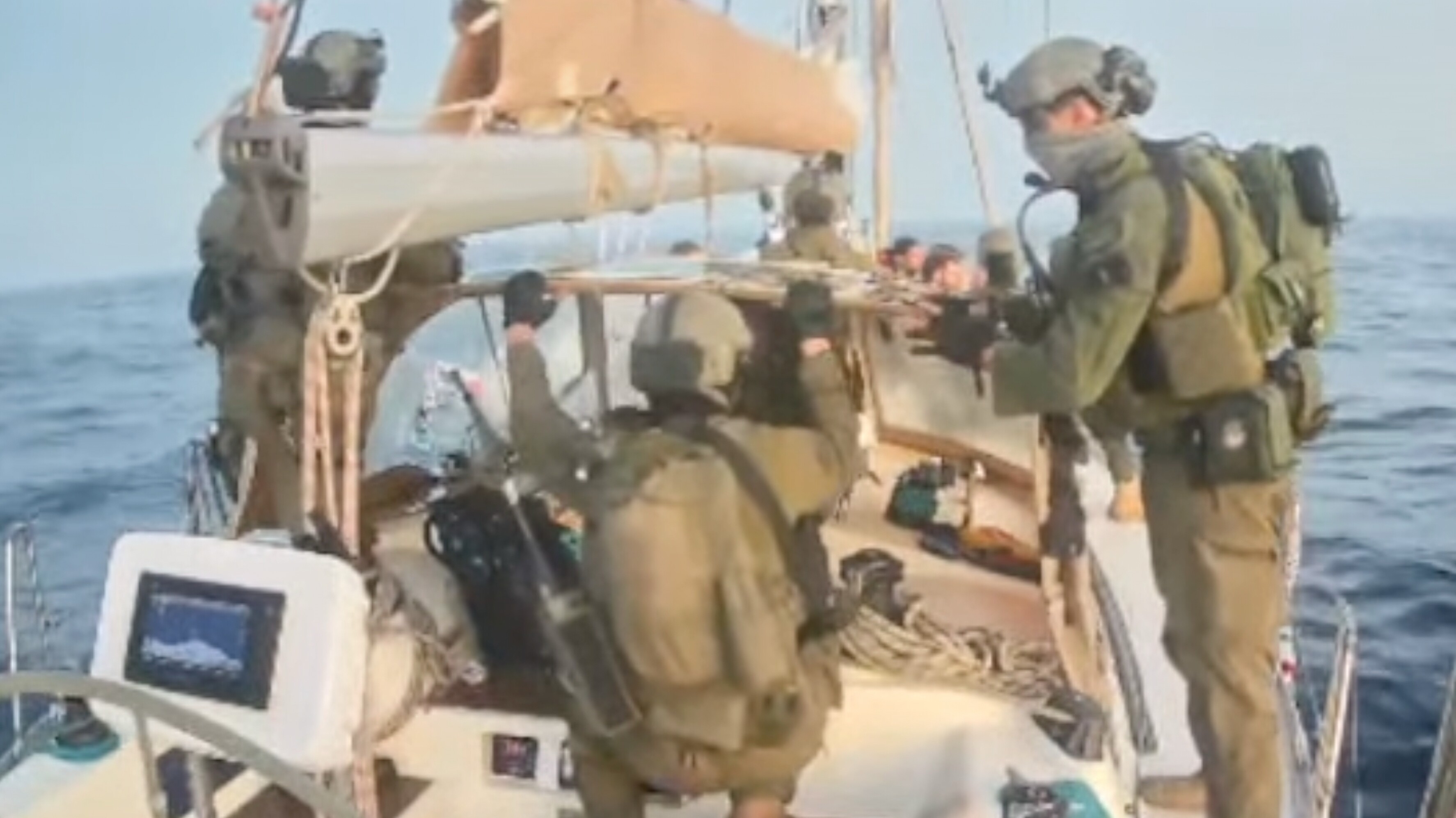 De Israelyske marine komt oan board by ien fan de boaten yn de Gaza-float, is te sjen op bylden dy't nei bûten brocht binne troch de Global Sumud Flotilla