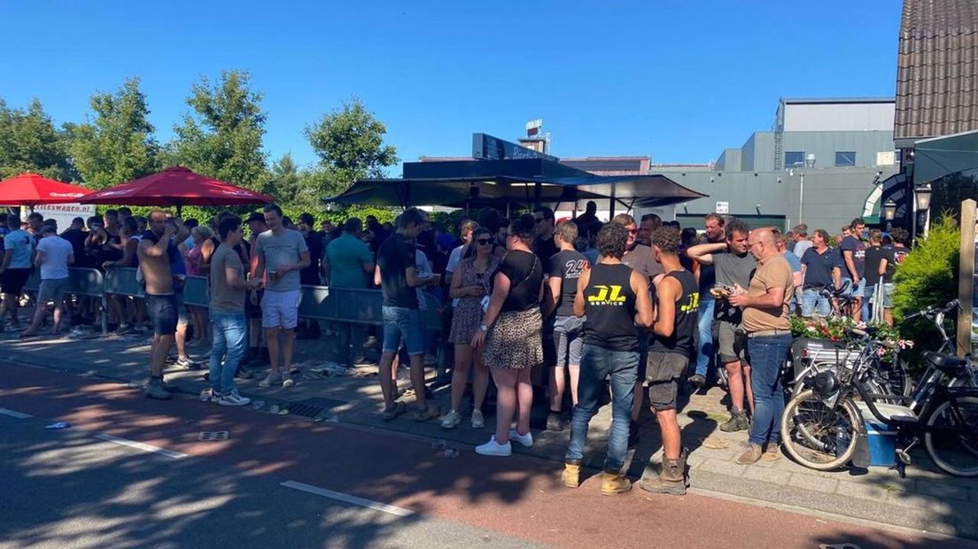 Boeren verhuisden na het protest naar het centrum van Stroe.