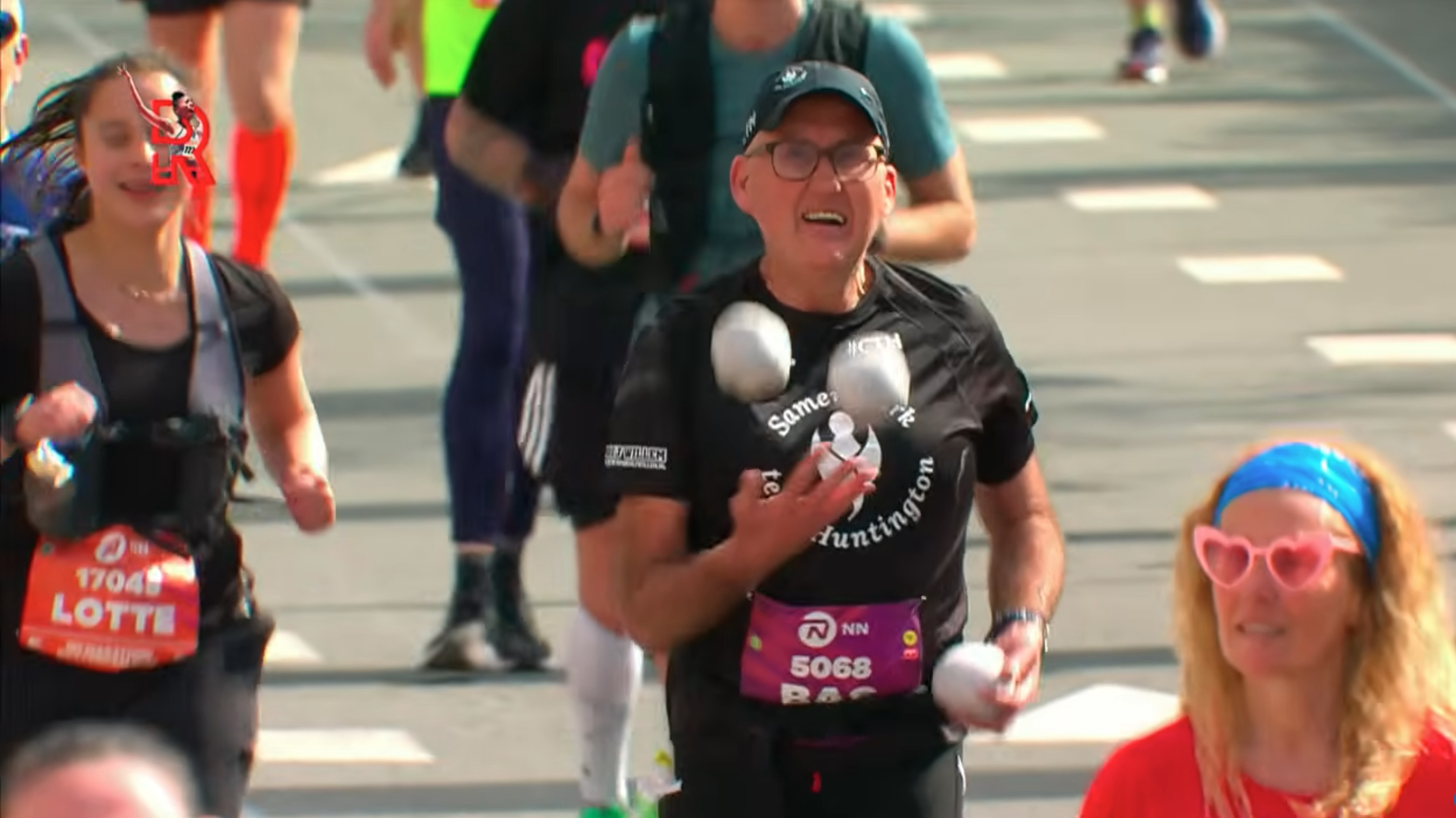 Rik loopt jonglerend de marathon van Rotterdam