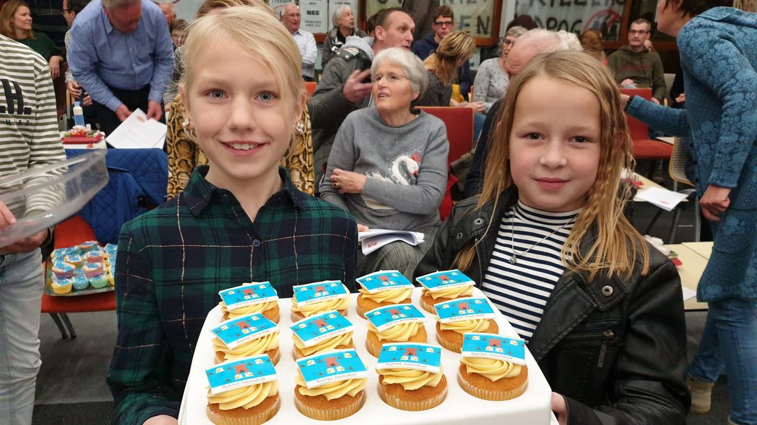 Twee meisjes uit Arnemuiden delen cupcakes uit