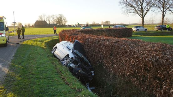 Autobestuurder naar ziekenhuis na ongeluk op kruising in Dalfsen. Autobestuurder naar ziekenhuis na ongeluk op kruising in Dalfsen.