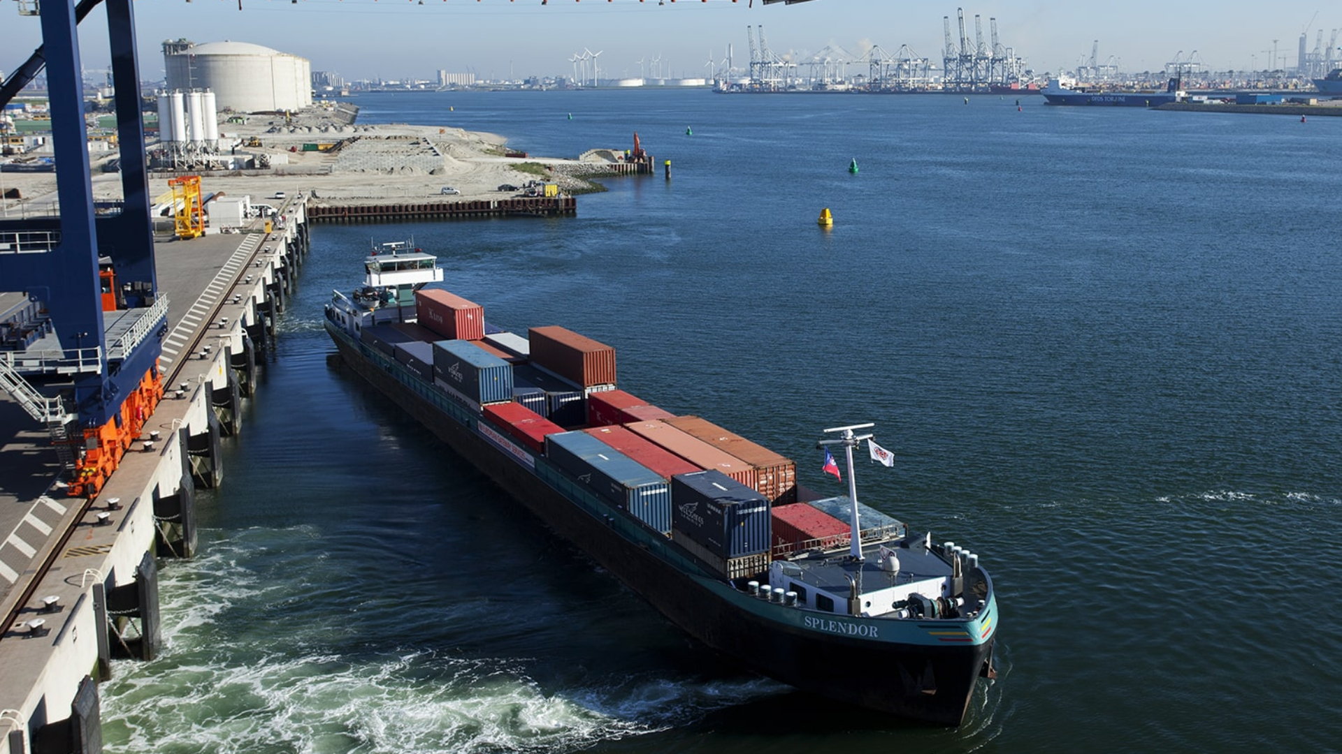 Een binnenvaartschip bij de Euromax-terminal.