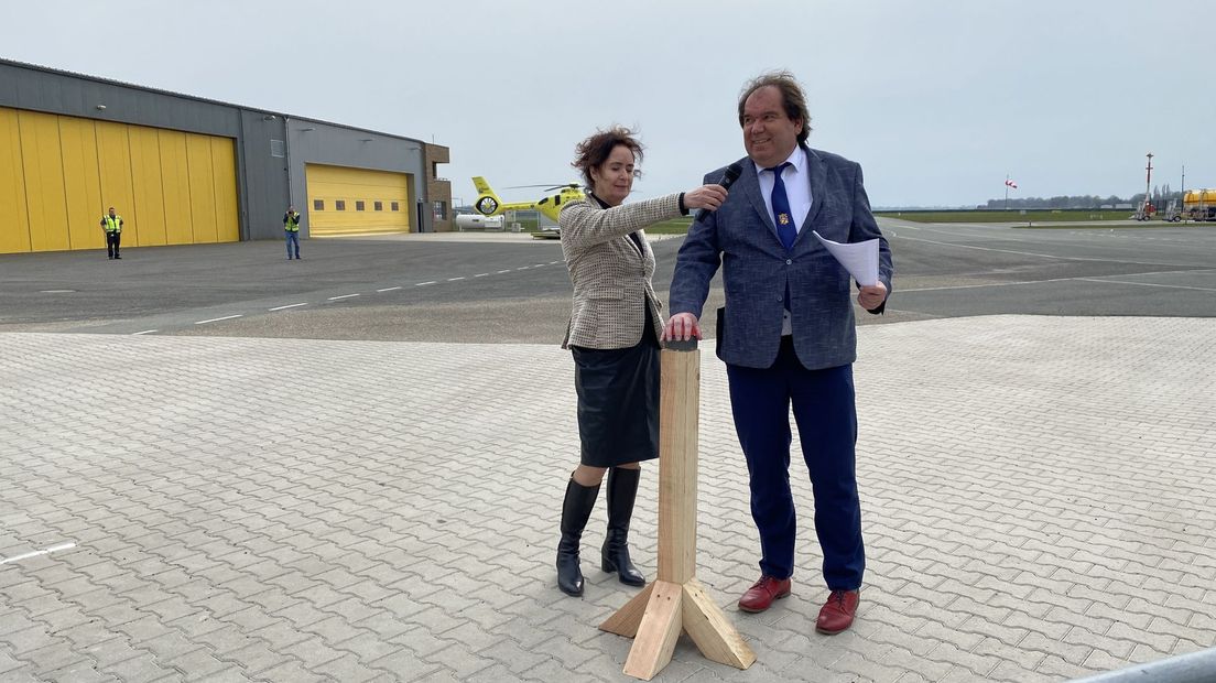 Burgemeester Marcel Thijsen en luchthavendirecteur Meiltje de Groot openen de nieuwe brandweerkazerne met een druk op de knop.