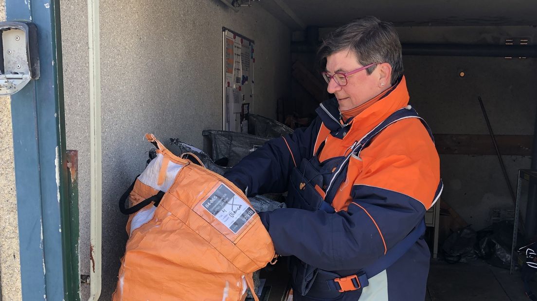 Postbezorger Josje Blok uit Ten Boer.