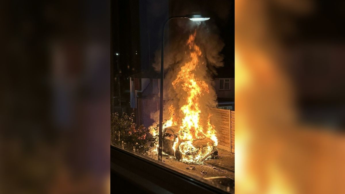 Auto gaat in vlammen op in Tholen