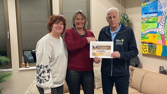 Lichtjesloop schenkt duizenden euro's aan Wensambulance Gelderland