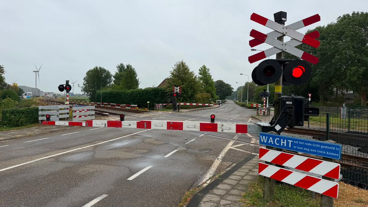 Storing in spoorovergang Franeker, verkeer moet omrijden | Smallingerland waarschuwt voor nepagenten