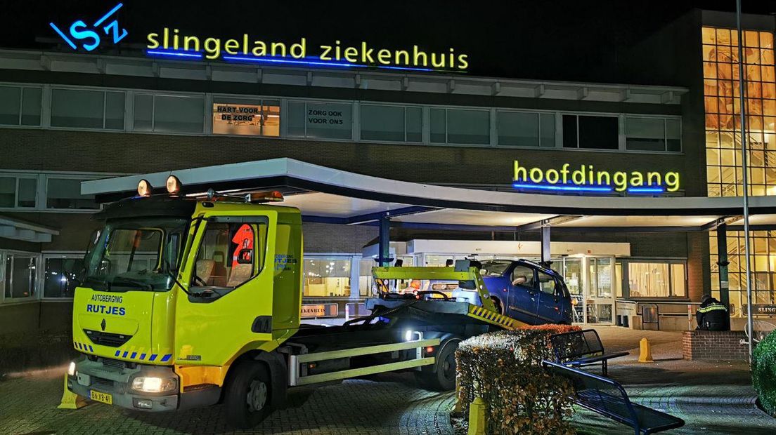Een blauwe auto die geparkeerd stond voor het Slingeland Ziekenhuis in Doetinchem, is zondagavond weggesleept. Dat gebeurde na een schietincident van eerder op de avond. Daarbij viel één gewonde.