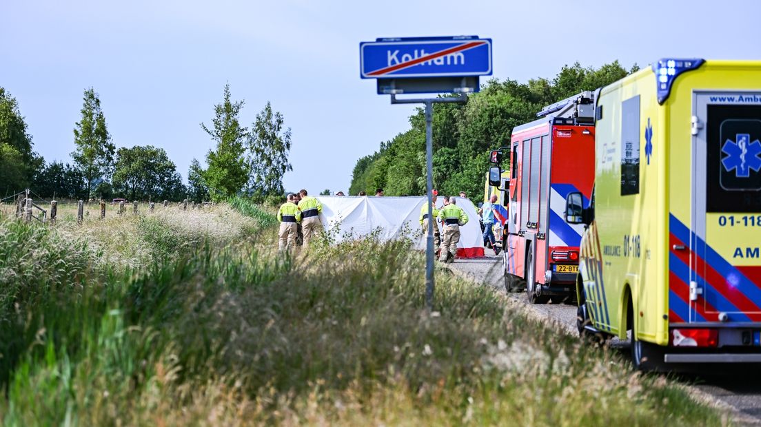 Hulpdiensten aan de Uiterdijk in Kolham