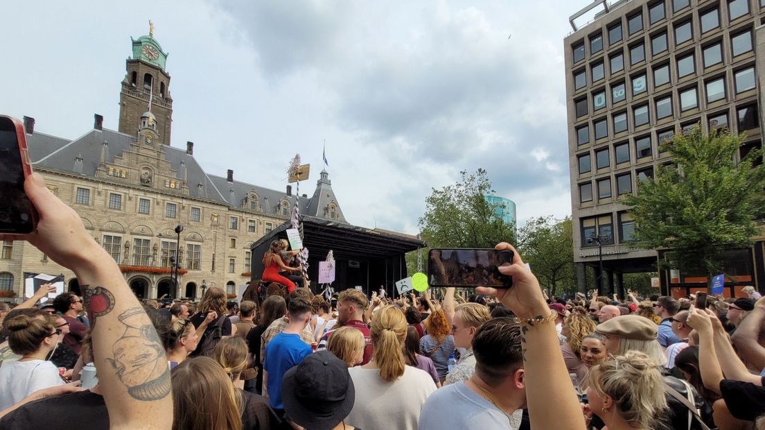 De demonstranten op het Stadhuisplein in Rotterdam