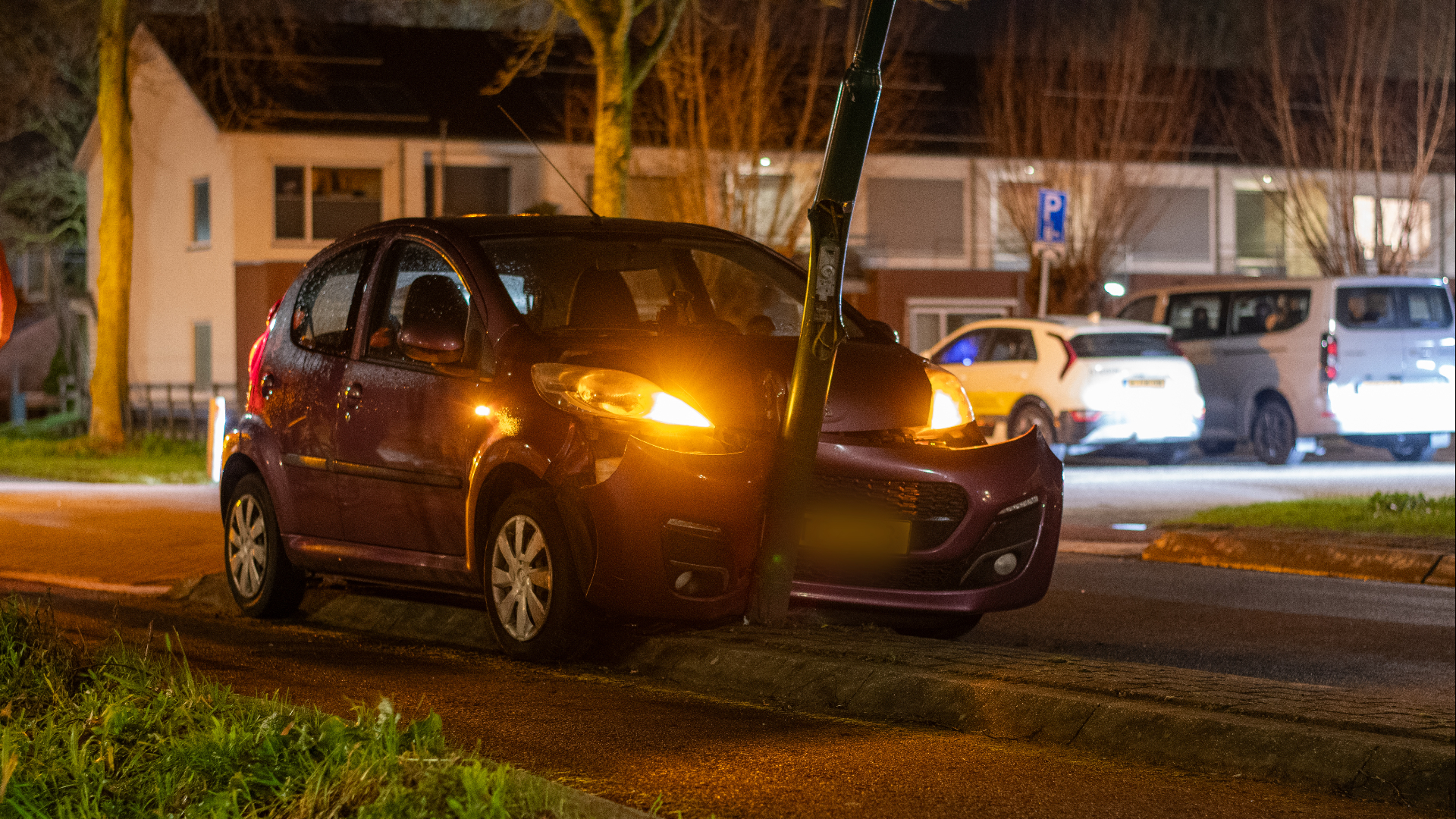 Automobilist botst tegen lantaarnpaal bij Cabauw