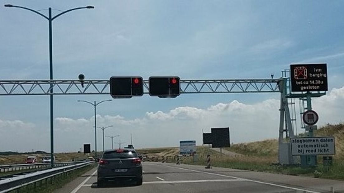 De westbuis richting Terneuzen was dicht in verband met de berging van een vrachtwagen