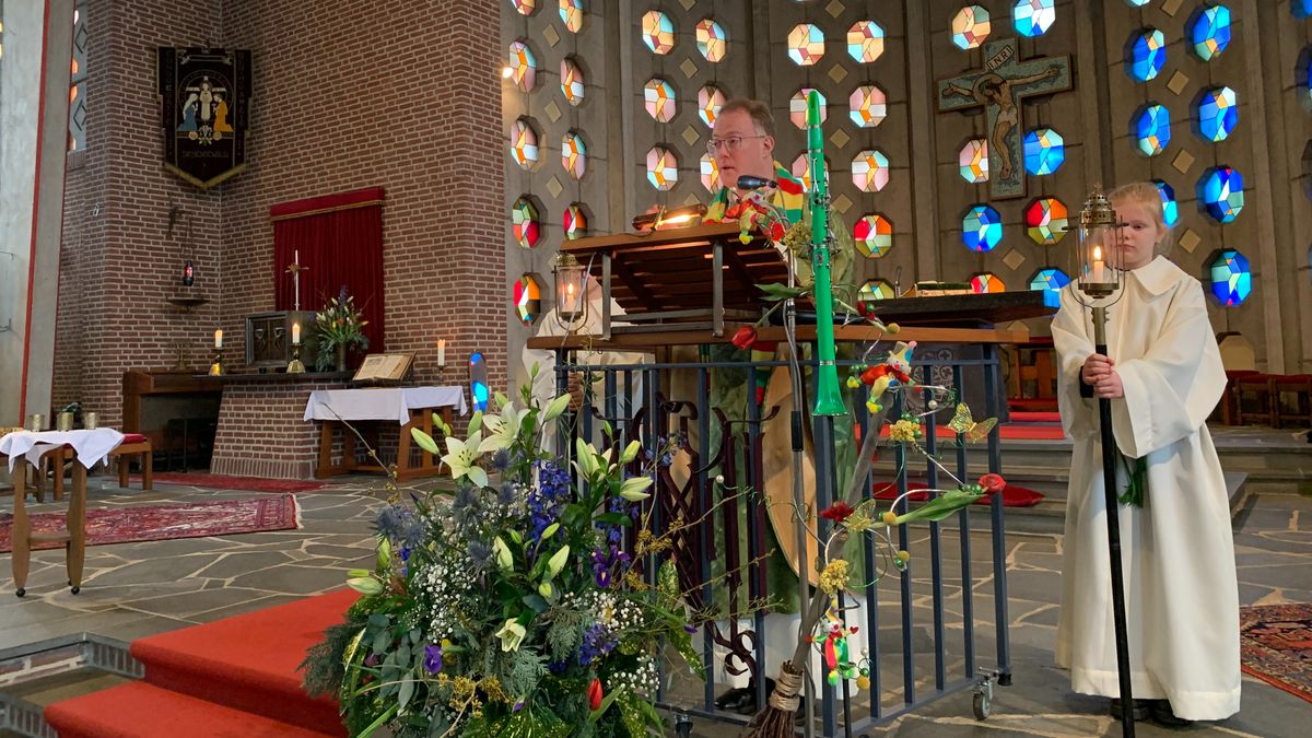 Video: Carnavalsmis door carnavalspastoor